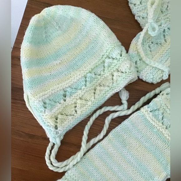 HAND KNITTED INFANT SET - Picture 2 of 5